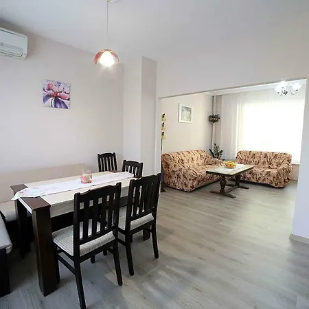 아파트 Niko's With Balcony